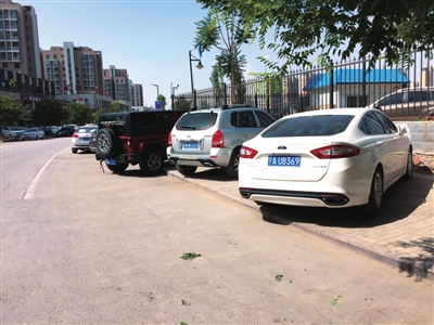 路兩側(cè)成停車場 有抓拍為何還會(huì)出現(xiàn)違停現(xiàn)象?